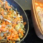 Kalkunbryst med bacon, løg og tomat i Römertopf
