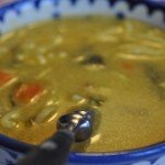 Karrysuppe med kylling, nudler og kokosmælk