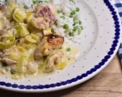 Kalkunret i ovn med porrer, bacon og fløde - kalkun i fad