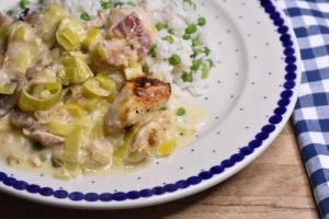 Kalkunret i ovn med porrer, bacon og fløde - kalkun i fad