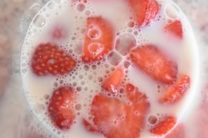 Jordbærmilkshake uden is - sund opskrift