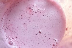 Jordbærmilkshake uden is - sund opskrift