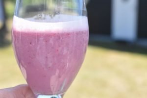 Jordbærmilkshake uden is - sund opskrift
