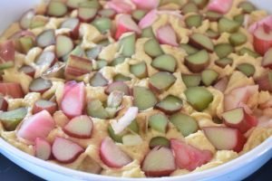 Rabarberkage med marengslåg og mandler