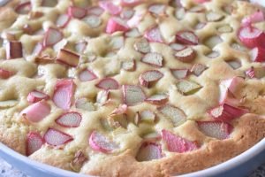 Rabarberkage med marengslåg og mandler