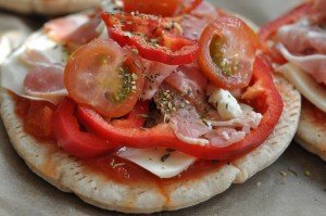 Mini pizza på pitabrød - med paprika og bacon