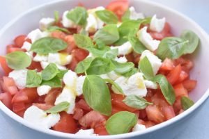 Tomatsalat med olie eddike dressing & mozzarella - opskrift