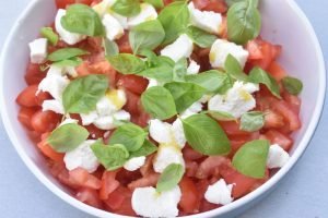 Tomatsalat med mozzarella & olie eddike dressing