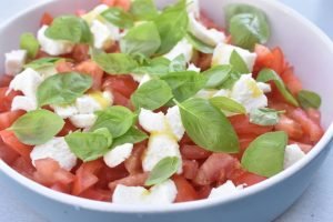 Tomatsalat med olie eddike dressing & mozzarella - opskrift