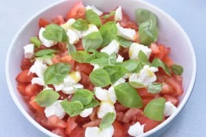 Tomatsalat med olie eddike dressing & mozzarella - opskrift