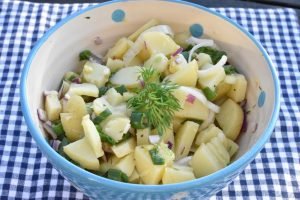 Kold kartoffelsalat med eddike olie dressing
