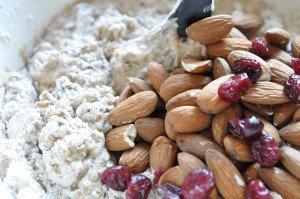 Rugbrødsstykker af rugbrødsblanding - med mandler og tranebær 