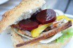 Flæskestegssandwich i burgerboller opskrift