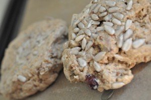 Rugbrødsstykker af rugbrødsblanding - med mandler og tranebær 