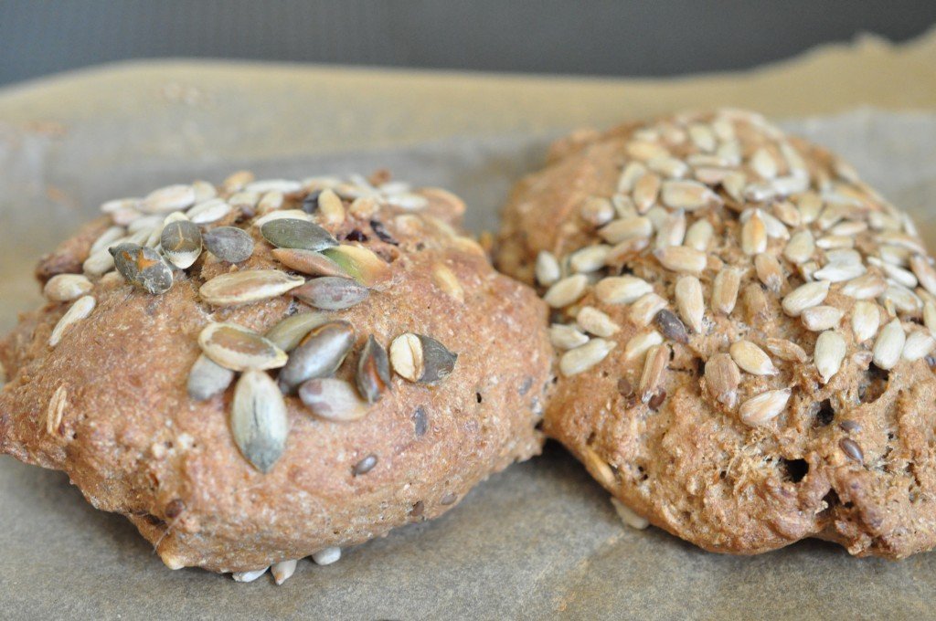 Rugbrødsstykker af rugbrødsblanding med mandler & tranebær