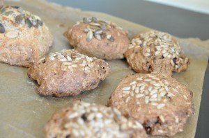 Rugbrødsstykker af rugbrødsblanding - med mandler og tranebær 