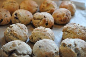 Scones med chokolade, yoghurt og tranebær