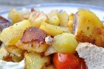 Svinefilet med ovnkartofler bagte løg & tzatziki