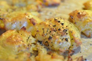 Smashed potatoes og flæskestegsburger i grahamsbolle