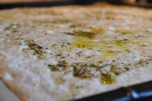 Pizza foccacia med hvidløg, skinke & tomat - deep pan med hvidløgsolie