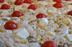 Pizza foccacia med hvidløg, skinke & tomat - deep pan med hvidløgsolie