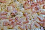 Pizza deep pan med hvidløg, skinke & tomat
