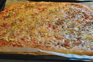 Pizza foccacia med hvidløg, skinke & tomat - deep pan med hvidløgsolie