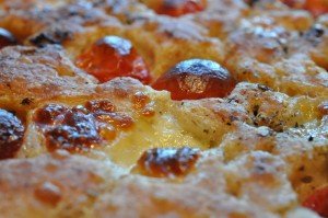 Pizza foccacia med hvidløg, skinke & tomat - deep pan