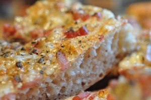 Pizza foccacia med hvidløg, skinke & tomat - deep pan
