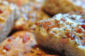 Pizza foccacia med hvidløg, skinke & tomat