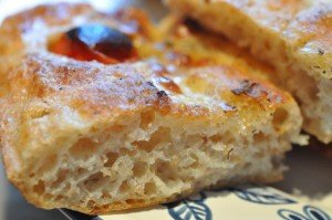 Pizza foccacia med hvidløg, skinke & tomat - deep pan