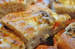 Pizza foccacia med hvidløg, skinke & tomat - deep pan med hvidløgsolie