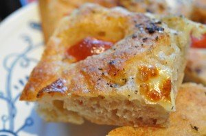Pizza foccacia med hvidløg, skinke & tomat - deep pan