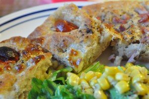 Pizza foccacia med hvidløg, skinke & tomat - deep pan