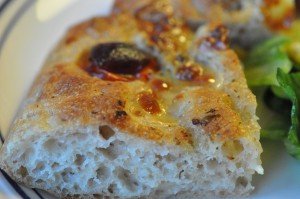 Pizza foccacia med hvidløg, skinke & tomat - deep pan med hvidløgsolie