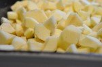 Sprød applecrumble med hasselnødder, kokos og kanel