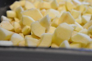 Sprød applecrumble med hasselnødder, kokos og kanel