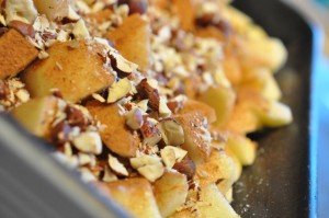 Sprød applecrumble med hasselnødder, kokos og kanel