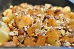 Sprød applecrumble med hasselnødder, kokos og kanel