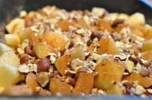 Sprød applecrumble med hasselnødder, kokos og kanel