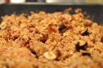 Sprød applecrumble med hasselnødder, kokos og kanel