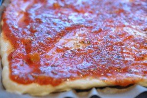 Pizza med oksekød og pepperoni - i bradepande