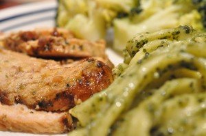 Svinefilet på pande med pesto pasta • opskrift