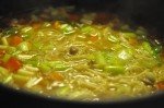 Suppe med kylling, kokosmælk karry & nudler