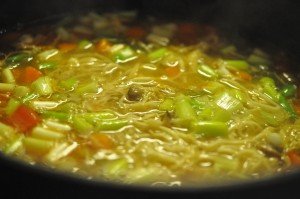 Suppe med kylling, kokosmælk karry & nudler