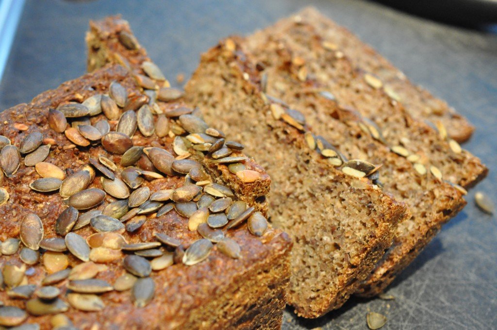 Saftige rugbrød med med hvidtøl og kerner