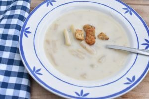 Aspargessuppe med brødcroutoner