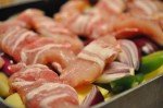 Kartoffelfad og kyllingefilet i baconsvøb