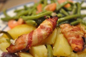 Kartoffelfad og kyllingefilet i baconsvøb