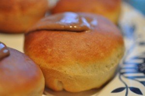 Fastelavnsboller med creme marcipan & nougat